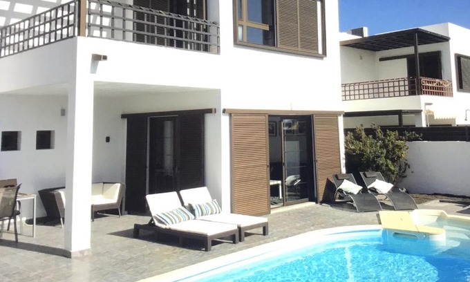 Costa Teguise Villa | Modern villa with sea views