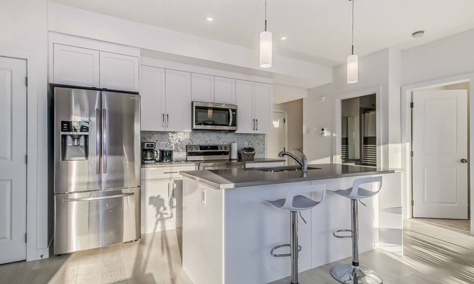 Airdrie House | Modern Waterfront Home 9Km long Canal with beautiful views. Feel like a resort