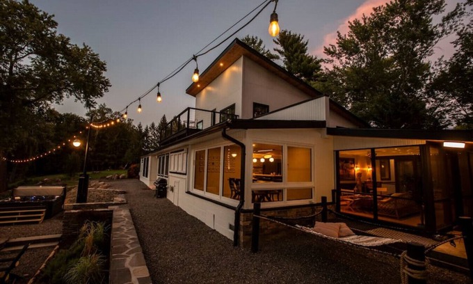 Town of Marbletown House | Modern waterfront on Esopus Creek in Kingston