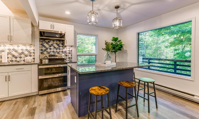 Hemphill Heights House | Modern Waynesville Cabin about 9 Mi to Lake Junaluska!