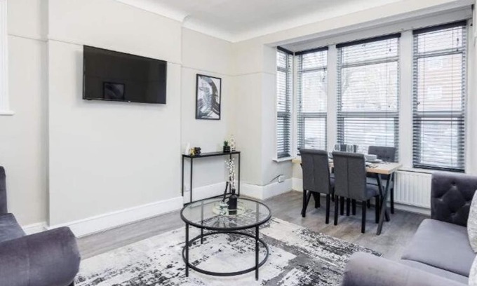 Southend-on-Sea Apartment | Modern & Well-Lit 2BR City Centre Near High St by Luxiety Stays