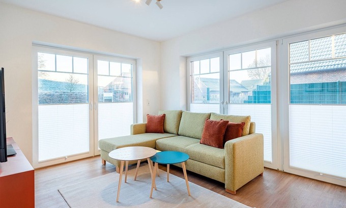Greetsiel Apartment | Moderne Erdgeschosswohnung am Hafen: Lichtdurchflutetes Wohnen mit Komfort