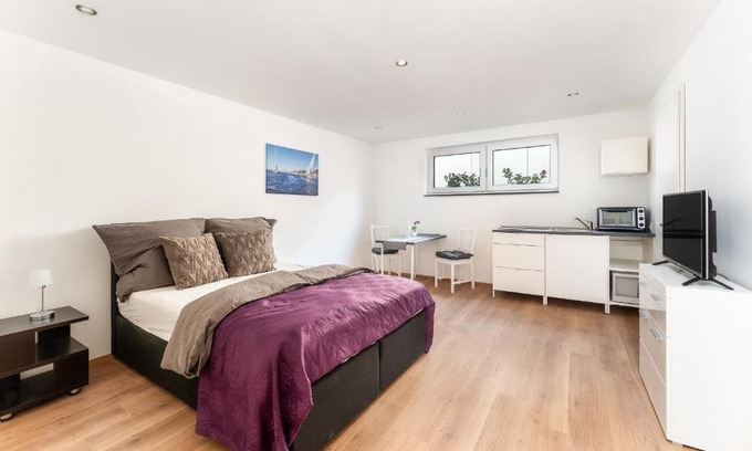 Harleshausen Apartment | Modernes Basement-Studio mit Kingsize-Wasserbett und Walk-in Dusche mit guter Anbindung in die Innenstadt
