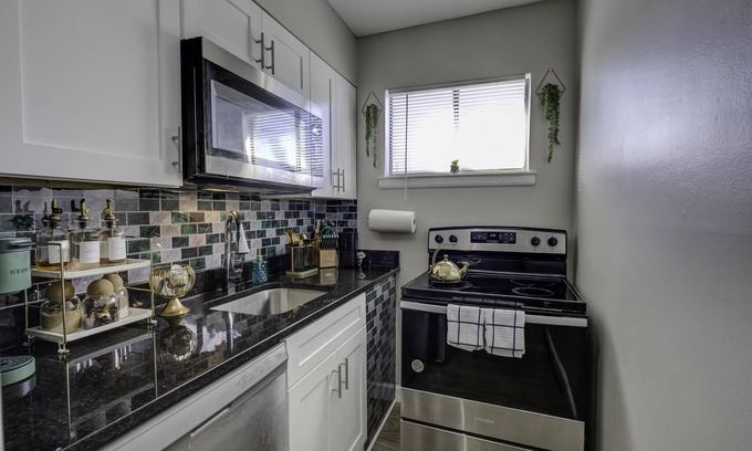 University District Apartment | ModernHip1BedroomHStripnn