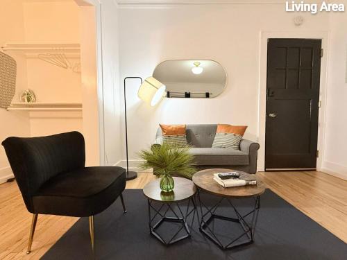 East Avenue Apartment | Modernstudioqueenbedworkspacehighspeedwifi