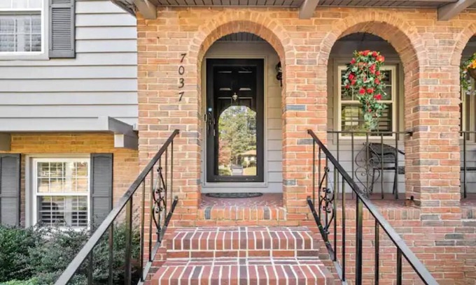 Paw Creek House | Modest 4-bedroom Home in Uptown Charlotte