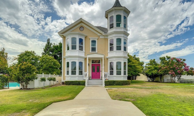 Modesto House | Modesto Mansion on 2 Acres - Great for Families!