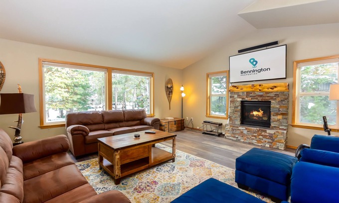 Deer Park House | MODO06 - Huge Home, 3 King Ensuites, A/C, Gas Fireplace, Ping Pong, Bikes