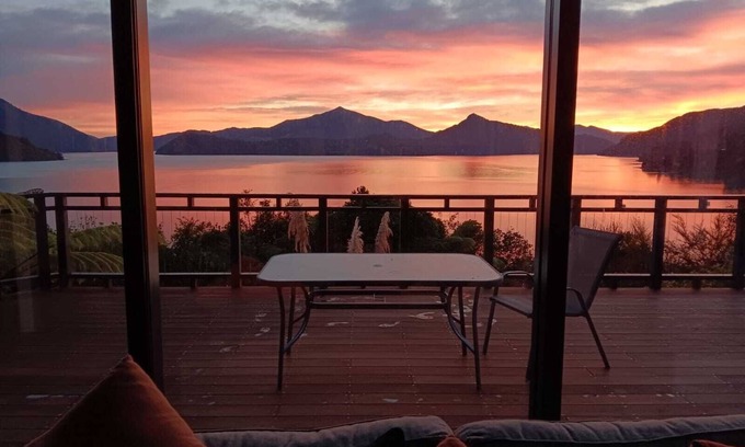 Moetapu Bay House | Moetapu Scenic Retreat - Luxury Haven for Couples
