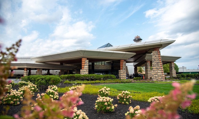 Wilkes-Barre Hotel | Mohegan Pennsylvania Casino Resort - Adults Only 21+