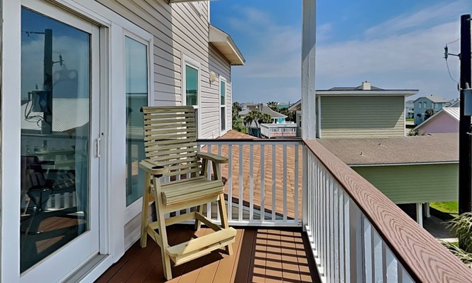 Pirates Beach House | Mojo Dojo Beach Casa | Spacious + Pet Friendly!