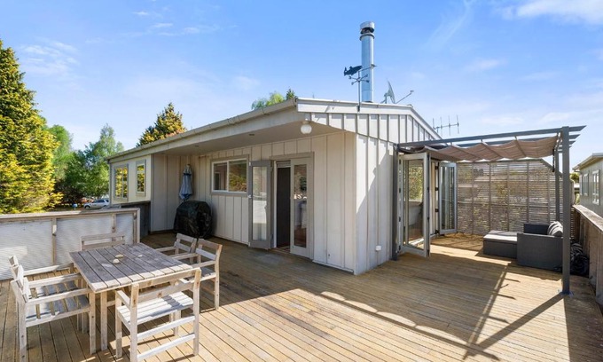 Te Rangiita House | Mojo's Manor - Taupo Holiday Home
