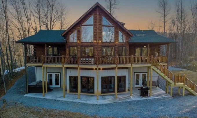 Old Fort Cabin | Moksha Retreat - A-Frame|Mtn Views|Hot Tub|King Ensuites