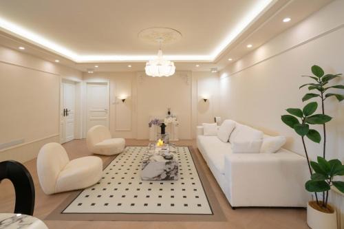 Huangpu Apartment | Molly Homestay - walk to Yu Garden and the Bund 3bedrooms 1study 2 bathrooms elevator apartment