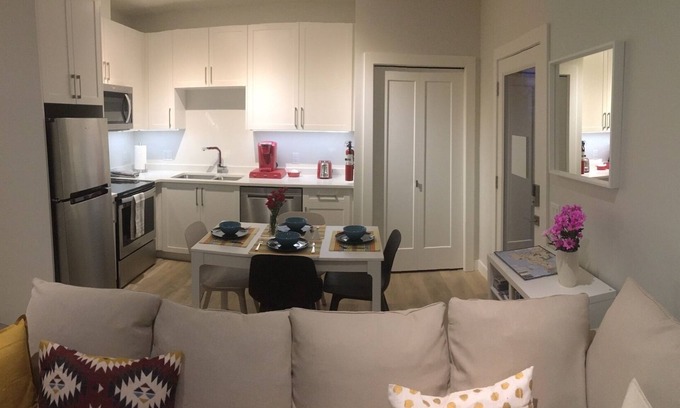 Sidney Apartment | Mollys Cottage - Suite on Vancouver Island near YYJ airport, WA and BC Ferries