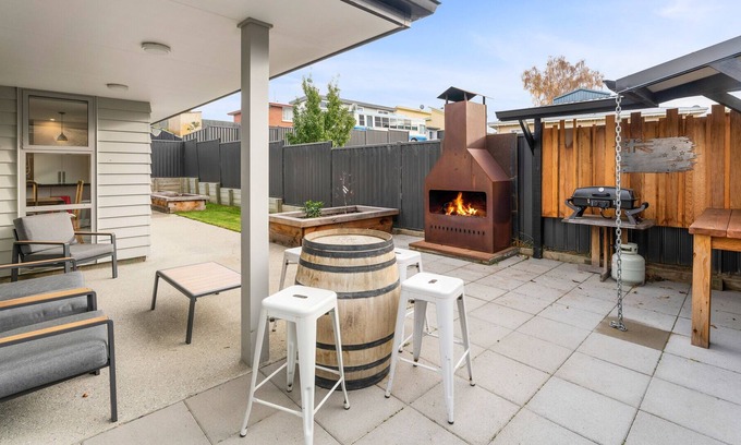 Lowburn House | Molyneux Magic - Cromwell Holiday Home