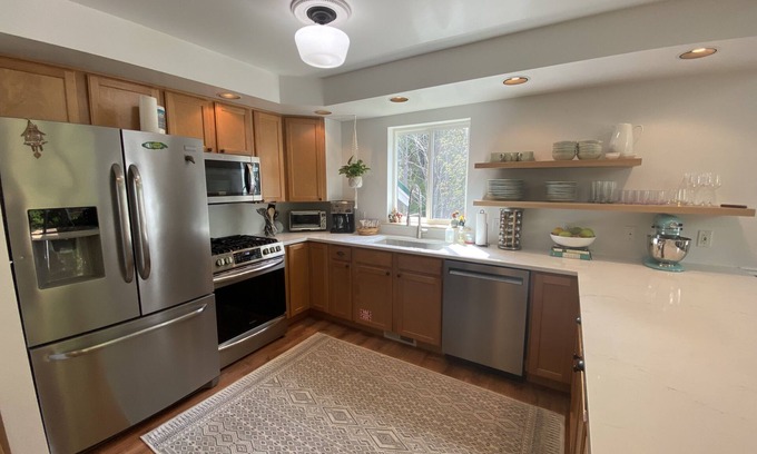 Skykomish Ski Chalet | Money Creek Chalet- stunning, bright & spacious w/hot tub for 8 +pets