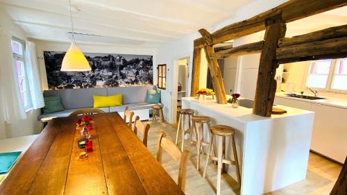 Monschau House | Monschau-Auszeit: Historisch wohnen direkt am Bach