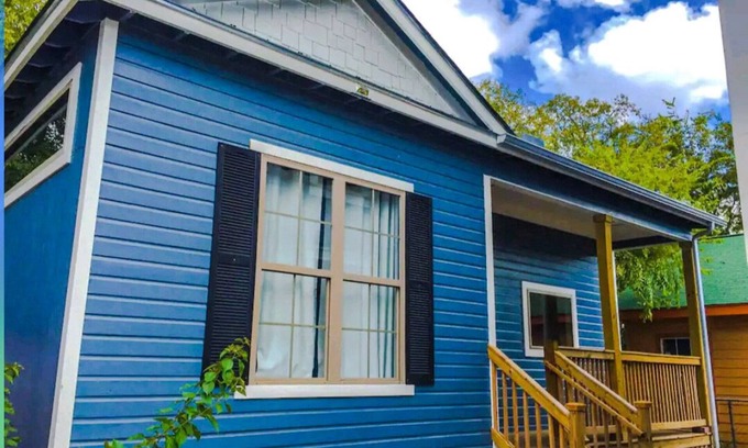 Near East Side Apartment | Montana Casita ! Alamodome