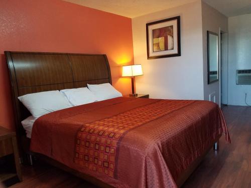 Pines Village Hotel | Monte Carlo Motel