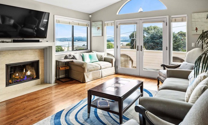 Monterey House | Monterey Bay Views: Spectacular Views - Walk to Cannery Row and the Aquarium