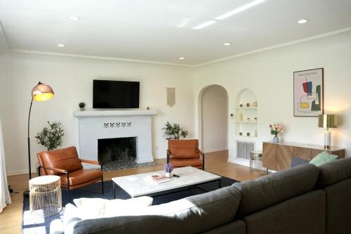 Beverly Grove House | Monthier Townhouse The Grove Los Angeles