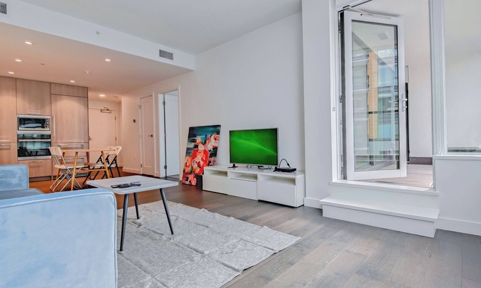 Richmond City Centre Condo | (Monthly 40% OFF) Modern High-Rise 2 Bedroom Condo with Stunning City Views