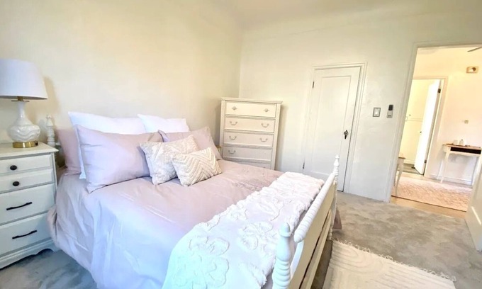 Esquimalt House | Monthly Furnished 2-Bedroom Steps From Ocean