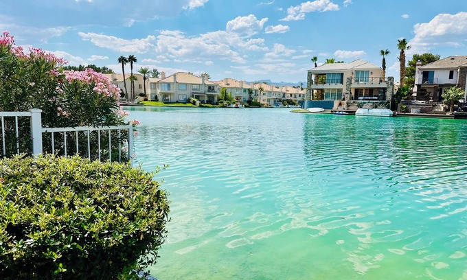 West Sahara House | Monthly Rent 4BD/3BA by Pool & Lake