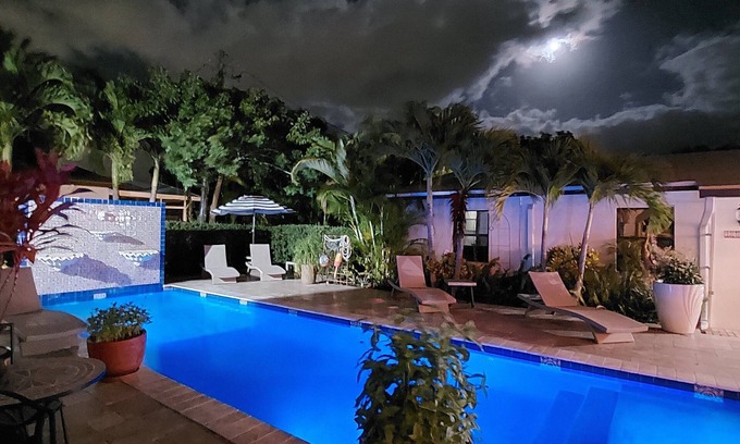 Delray Beach Condo | Monthly-Weekly Disc: Large 1BR, Walk to Ave & Beach, Beautiful, Salt Pool