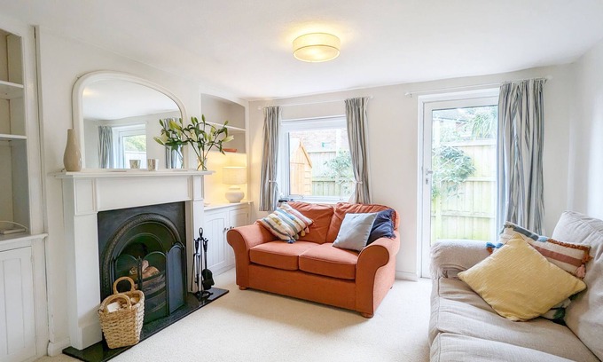 Emsworth Cottage | Moon Cottage - sleeps 4 guests in 2 bedrooms