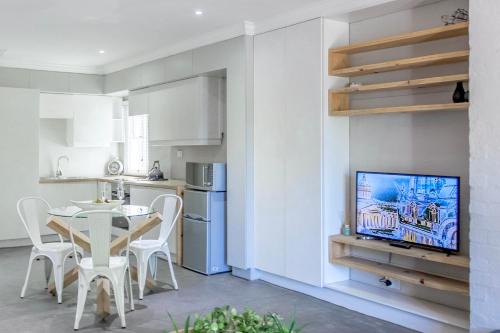 Sandown Apartment | Moon light Apartment
