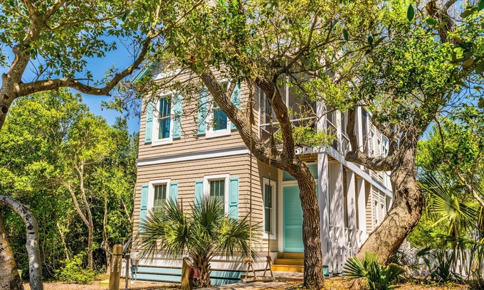 Bald Head Island House | Moondance delights with designer touches and rooftop hot tub!
