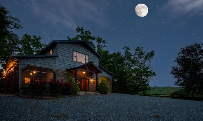 Blue Ridge Cabin | Moonlight Retreat - Blue Ridge, Ga.