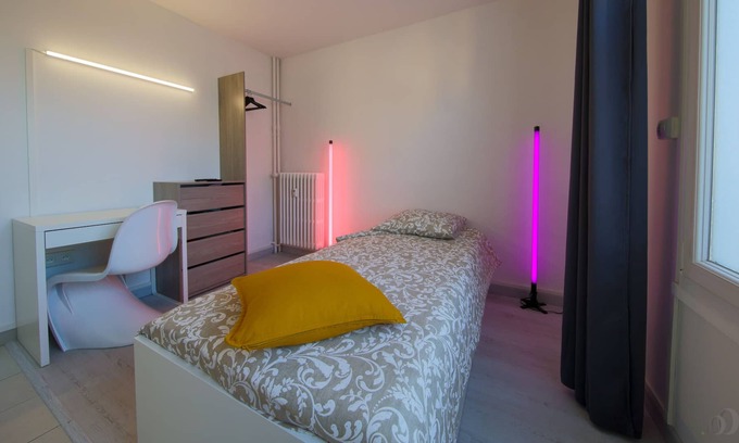 Reims Apartment | Moonlight's Room with shower & little kitchen