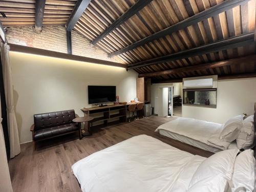 West Central District House | Moonlight