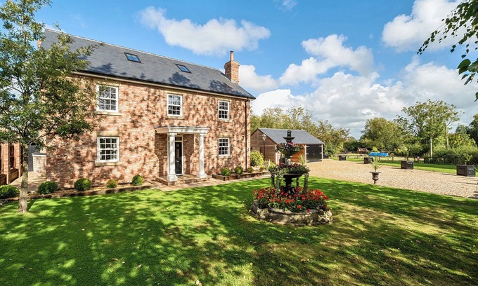Poulton-le-Fylde Cottage | MOOR END MANOR, family friendly, luxury holiday cottage in Stalmine
