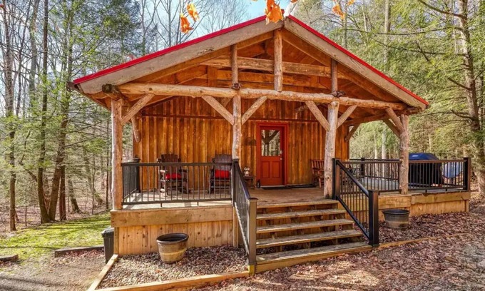 Logan Cabin | Moore Hollow Cabin in the Heart of Hocking Hills-Hot tub, Privacy, Pet friendly!