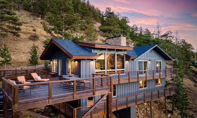 Windcliff Estates House | Moose Den Luxury Vacation Home At Windcliff 4 Bedroom Home by RedAwning