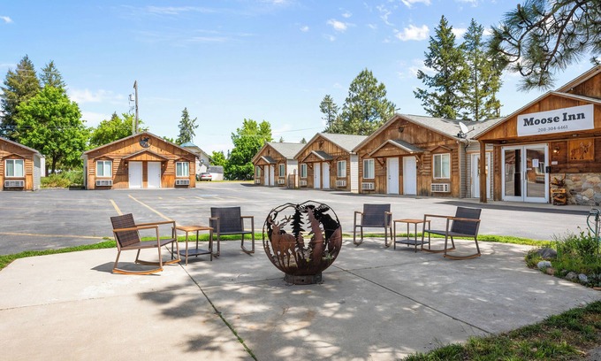 Spirit Lake Hotel | Moose Inn