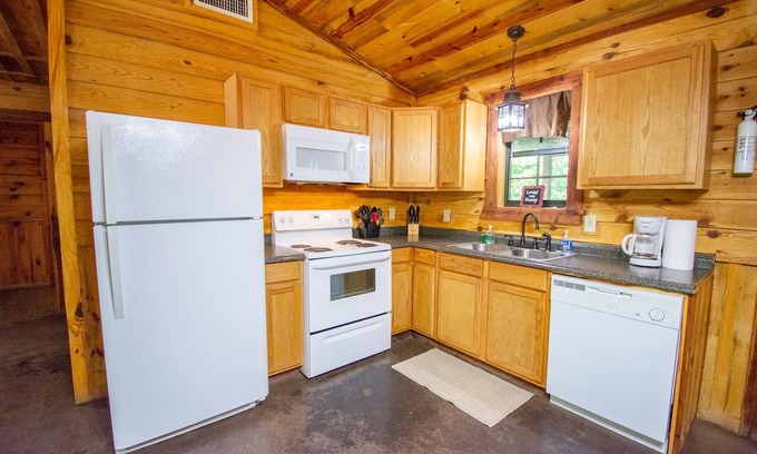 Board Camp Cabin | Moose Lodge|18Acres|Private Creek|Swim|Hiking|ATV Trails|Mtn Cabin