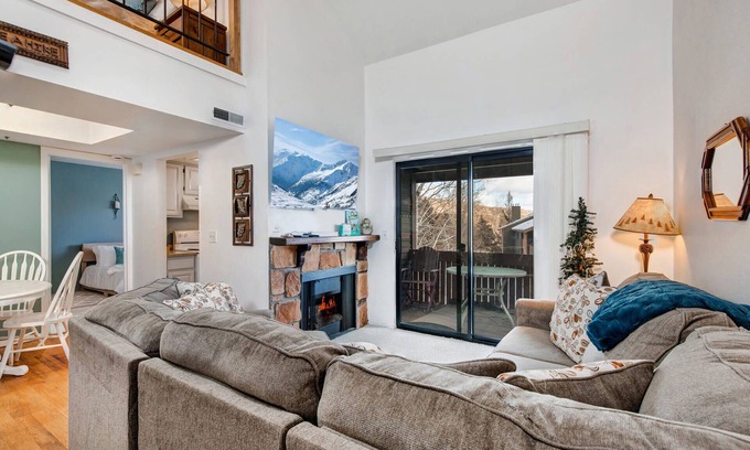 Kimball Junction Condo | Moose Mgmt at Powderwood 13F-Walk to Shopping-Free Bus-Hot Tub