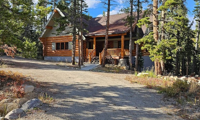 Valley of the Sun Cabin | Moose Mtn Lodge/Luxury Cabin/Hot Tub/Fireplace