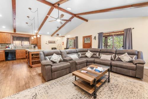 Big Bear House | Moose Tracks Lodge - Forest and mountain views! Smart TV with streaming app and Game Room!