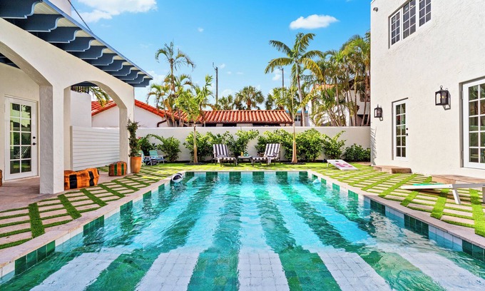Old Northwood House | Moroccan Opulence | 5 Minutes to Downtown & Beach
