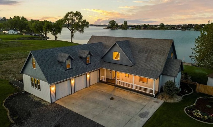 Cascade Valley House | Moses Lake waterfront home w/hot tub, dock, jet ski lifts and more!