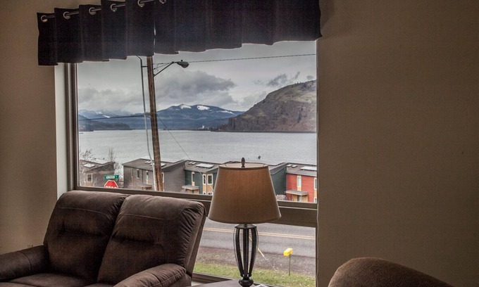Mosier House | Mosier River View - 2 Bedrooms, 1.5 Bathrooms - Sweeping Panoramas