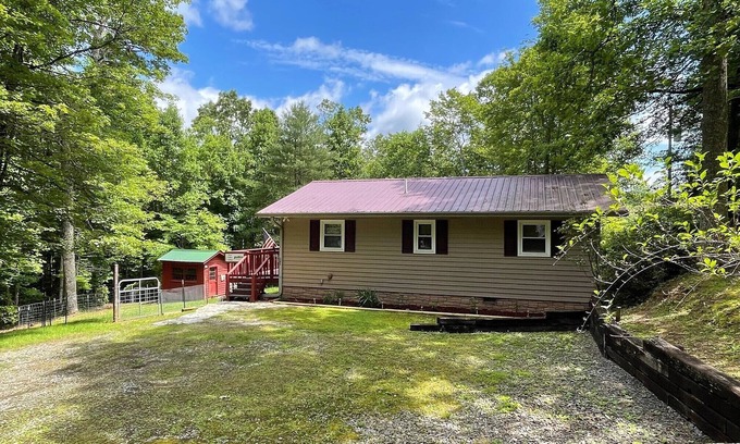 Brasstown Cottage | Moss Hollow Cottage - close to Folk School