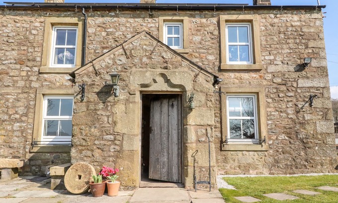 Fence House | MOSS SIDE RETREAT, family friendly, with open fire in Long Preston
