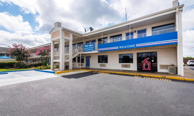 Oxford Hotel | Motel 6-Anniston, AL